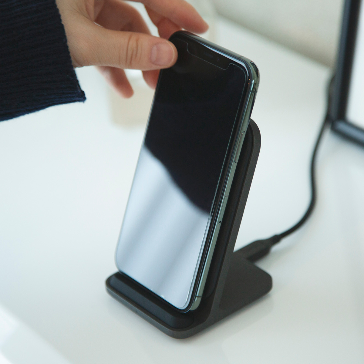 2つのコイルで高速充電。充電しながらそのままスマホチェックも動画視聴も快適な「ワイヤレス充電スタンド」| NOMAD | Base Station