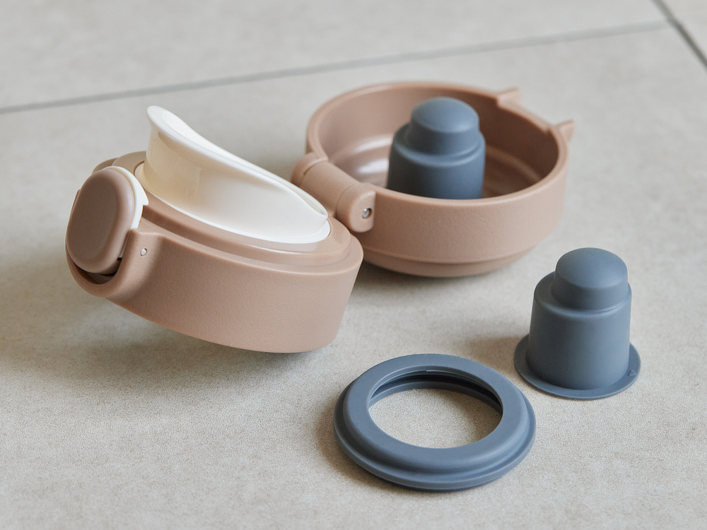 《ワンプッシュ／600ml》 スポドリOK、金属臭・ニオイ移りなし、チタンセラミックコーティング・ボトル｜WOKY（ワーキー）