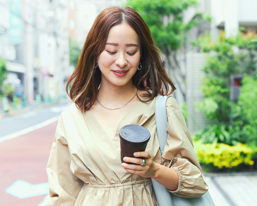 ドリンクを入れたまま、電車やクルマで移動したり、通勤時に持ち歩いたりする時に、重宝|コーヒー抽出後の豆かすが、おしゃれなカップに再生!「蓋(ふた)付きタンブラー・カップ」|KAFFEE FORM