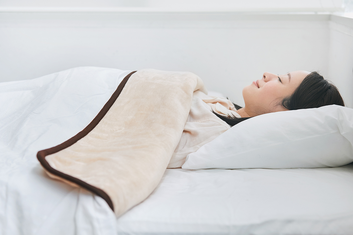 入眠から目覚めまでの快適な寝床内温度を設計してくれる。あなたの睡眠サイクルに合わせて、電源が自動オンオフ!洗濯機で丸洗いできる「電気毛布」|HEAT-CRACKER