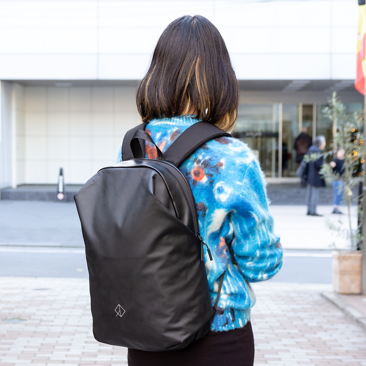 性別や体型を選ばず、誰にでも背負いやすいお洒落で機能的、防犯性も高いスマートリュック(バックパック)|Wexley(ウェクスレイ)