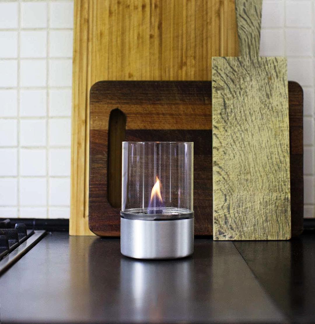 おうちのテーブルで焚き火。煙が出ない、倒しても安心の専用燃料付きの「オイルランプ」|TENDER FLAME(テンダーフレーム)