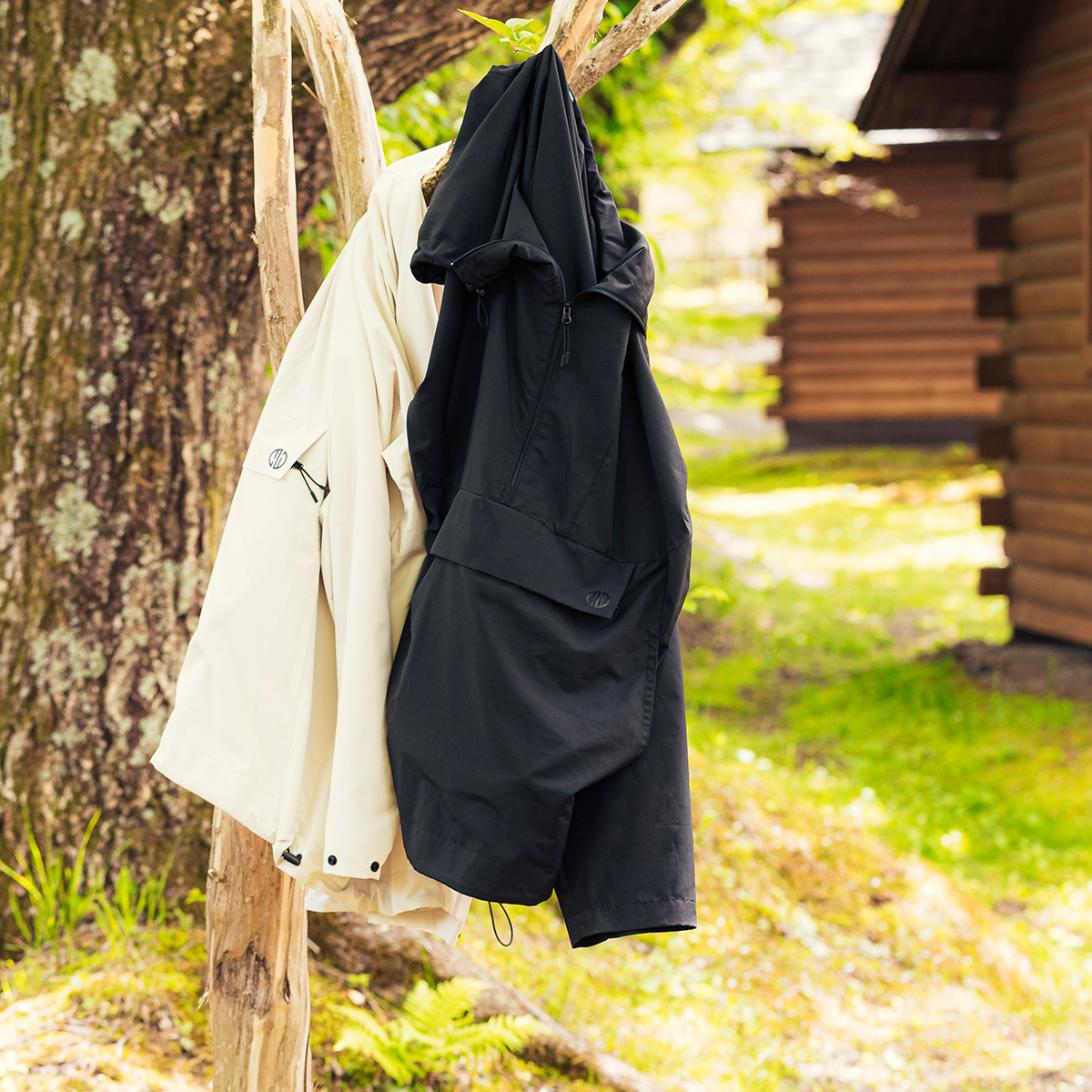 旅先での「あるある」についてとことん向き合い、行き着いた答えが「着られるバッグ」という発想。「バッグ一体型パーカー」| SANYO ENJIN