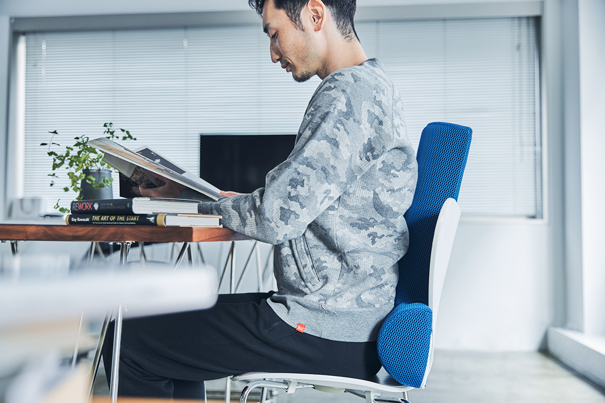 ふだんの生活で、座りっぱなしだったり、スマホやPCを見続けたり、前屈みの姿勢で過ごしている人に。予約殺到「ソリデンテ南青山」サロンの技を自宅で体感できる「ストレッチ枕」|ミオドレ式寝るだけストレッチ枕
