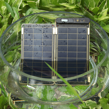 “太陽”は、あなたのモバイルバッテリー｜基本セット（10W・4枚セット）| “太陽”がスマホを充電してくれる。晴れた日なら、家庭用コンセントとほぼ同じスピードで充電。薄さ2ミリのソーラーパネル充電器