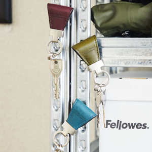 イタリアンレザー もう迷子にならない 鍵 の定位置が見つかるマグネット付きキーホルダー Monoco