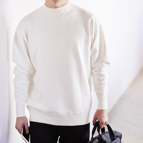 100年前のスウェット、復刻｜《WHITE／トレーニングシャツ》腕元をすっきりと見せる独自のディテール、スポルディング社の名作から再構築されたスウェット｜A.G. Spalding & Bros