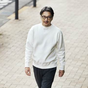 100年前のスウェット、復刻｜《WHITE／トレーニングシャツ》腕元をすっきりと見せる独自のディテール、スポルディング社の名作から再構築されたスウェット｜A.G. Spalding & Bros