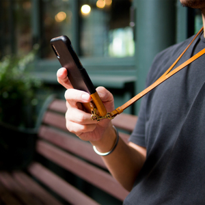 オプション ネックストラップ 革作りから手がけ Iphoneとの 完璧な調和 を追求したdリング付きスマホケース Alto Monoco