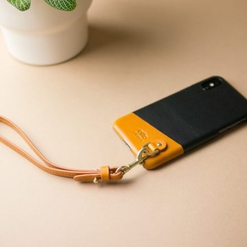 iPhoneに“素肌”の気持ち良さ|《オプション/ハンドストラップ》革作りから手がけ、iPhoneとの「完璧な調和」を追求したDリング付きスマホケース|Alto