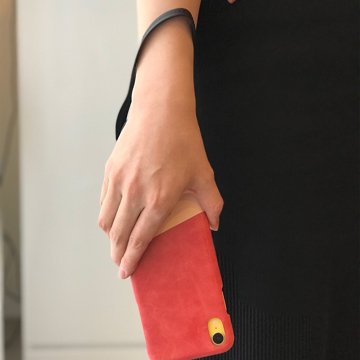 iPhoneに“素肌”の気持ち良さ|《オプション/ハンドストラップ》革作りから手がけ、iPhoneとの「完璧な調和」を追求したDリング付きスマホケース|Alto