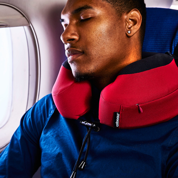 飛行機シートが、あなたの頭を“ずっと抱っこ”！｜空の移動が多いプロバスケ選手が開発、人間工学設計で「頭がラク」なトラベル枕｜cabeau
