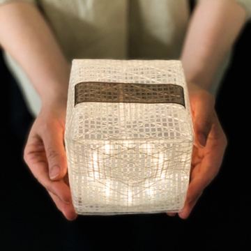 いつでもどこでも“太陽”といっしょ｜《単色・ミディアムサイズ》薄さ1.2cmに畳める超軽量ソーラー充電式ライトで、いつも太陽の光がそばに｜carry the sun