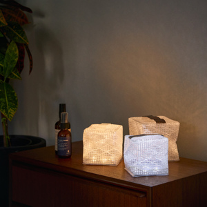 《単色・スモールサイズ》薄さ1.2cmにたためる超軽量ソーラー充電式ライトで、いつも太陽の光がそばに｜carry the sun