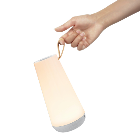 親しい人と寄り添いたくなる「Hi-Fiスピーカー」｜《UMA MINI》360度に広がる、忠実な「音」と優しい「光」。片手で持ち運べるコンパクトサイズで、いつでもどこでも空間を温かく演出するワイヤレススピーカー | Pablo