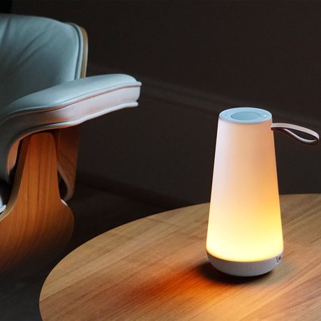 親しい人と寄り添いたくなる「Hi-Fiスピーカー」｜《UMA MINI》360度に広がる、忠実な「音」と優しい「光」。片手で持ち運べるコンパクトサイズで、いつでもどこでも空間を温かく演出するワイヤレススピーカー | Pablo
