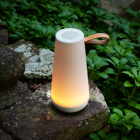 親しい人と寄り添いたくなる「Hi-Fiスピーカー」｜《UMA MINI》360度に広がる、忠実な「音」と優しい「光」。片手で持ち運べるコンパクトサイズで、いつでもどこでも空間を温かく演出するワイヤレススピーカー | Pablo