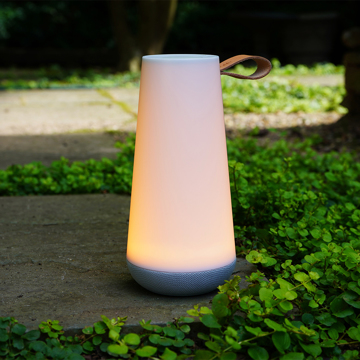 親しい人と寄り添いたくなる「Hi-Fiスピーカー」｜《UMA MINI》360度に広がる、忠実な「音」と優しい「光」。片手で持ち運べるコンパクトサイズで、いつでもどこでも空間を温かく演出するワイヤレススピーカー | Pablo