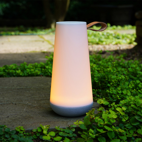 親しい人と寄り添いたくなる「Hi-Fiスピーカー」｜《UMA MINI》360度に広がる、忠実な「音」と優しい「光」。片手で持ち運べるコンパクトサイズで、いつでもどこでも空間を温かく演出するワイヤレススピーカー | Pablo