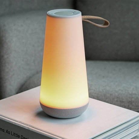 親しい人と寄り添いたくなる「Hi-Fiスピーカー」｜《UMA MINI》360度に広がる、忠実な「音」と優しい「光」。片手で持ち運べるコンパクトサイズで、いつでもどこでも空間を温かく演出するワイヤレススピーカー | Pablo