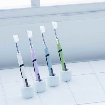 ツルツルの歯は、“光”でつくる|《手磨き用/N4》光触媒の効果で、歯磨き粉なしでも歯垢がとれる「歯ブラシ」|SOLADEY(ソラデー)