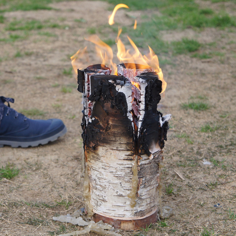 丸太に火を点けるだけで、家で手軽に焚き火体験、アウトドアの醍醐味『Swedish Birch Candle(スウェディッシュ バーチ キャンドル)』|快適で楽しいおうちバーベキューを、庭やベランダ、室内でも。初心者でもおすすめの本格的BBQアイテム!
