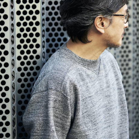 100年前のスウェット、復刻｜新色《CHARCOAL GRAY／フットボールシャツ》スポルディング社の名作ユニフォームを再構築、肩まわり軽やかなスウェット｜A.G. Spalding & Bros