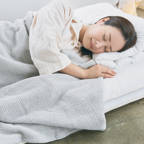 「熟睡」を追求したタオルケット｜《秋冬用》ウールを織り込んだ、凹凸状の「ハニカム織り」が暖かさをキープ、汗は逃がす「タオルケット」｜ハニカムウールケット