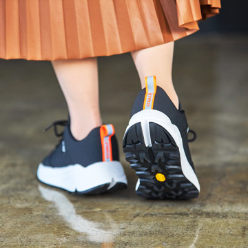 地球をきれいにする「スニーカー」|《WOMEN/PATRI》廃棄されたペットボトルが、“繊維”に生まれ変わる!次の世代へ、美しい景色を残すために作られた「サステナブルスニーカー」|ECOALF