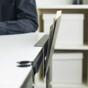 《幅31cmタイプ》デスクの書類を瞬時に片づけ、途中のタスクをすぐ再開できる「貼るデスクラック」｜ZENLET The Rack