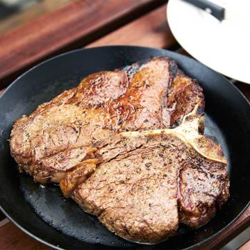 週末を「牛飼いステーキ」で祝おう!|《Tボーンステーキ850g(2人分)》ロッキー山脈の雪解け水と牧草が育む、上質の赤身肉|COWMAN STEAK CLUB