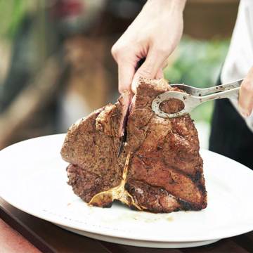 週末を「牛飼いステーキ」で祝おう!|《Tボーンステーキ850g(2人分)》ロッキー山脈の雪解け水と牧草が育む、上質の赤身肉|COWMAN STEAK CLUB