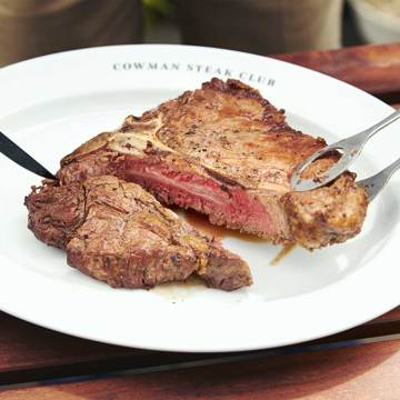 週末を「牛飼いステーキ」で祝おう!|《Tボーンステーキ850g×2個セット(4人分)》ロッキー山脈の雪解け水と牧草が育む、上質の赤身肉|COWMAN STEAK CLUB