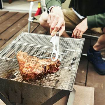 週末を「牛飼いステーキ」で祝おう!|《Tボーンステーキ850g×2個セット(4人分)》ロッキー山脈の雪解け水と牧草が育む、上質の赤身肉|COWMAN STEAK CLUB