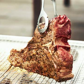 週末を「牛飼いステーキ」で祝おう!|《Tボーンステーキ850g×2個セット(4人分)》ロッキー山脈の雪解け水と牧草が育む、上質の赤身肉|COWMAN STEAK CLUB