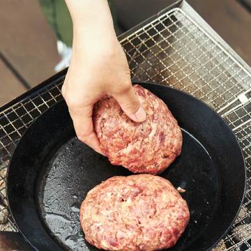 週末を「牛飼いステーキ」で祝おう!|《Tボーンステーキ850g(2人分)&ハンバーグ4個セット》ロッキー山脈の雪解け水と牧草が育む、上質の赤身肉|COWMAN STEAK CLUB