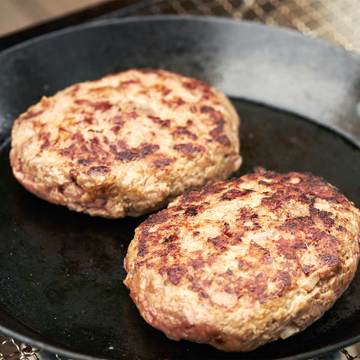 週末を「牛飼いステーキ」で祝おう!|《Tボーンステーキ850g(2人分)&ハンバーグ4個セット》ロッキー山脈の雪解け水と牧草が育む、上質の赤身肉|COWMAN STEAK CLUB