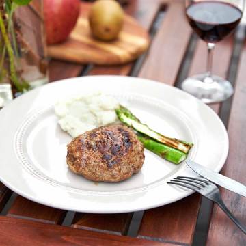 週末を「牛飼いステーキ」で祝おう!|《Tボーンステーキ850g(2人分)&ハンバーグ4個セット》ロッキー山脈の雪解け水と牧草が育む、上質の赤身肉|COWMAN STEAK CLUB