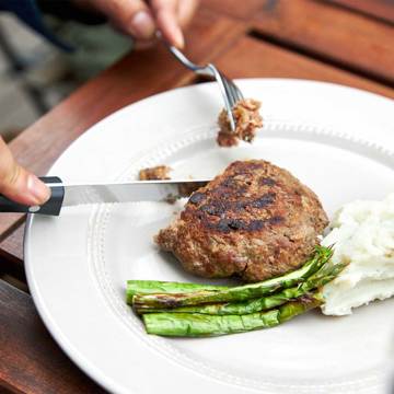 週末を「牛飼いステーキ」で祝おう!|《ハンバーグ6個セット》ロッキー山脈の雪解け水と牧草が育む、上質の赤身肉|COWMAN STEAK CLUB