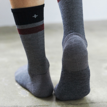 “座りっぱ族”には、履くだけモミモミ|《Men’sミドル丈(24.5〜28cm)》座りっぱ族の足を、履くだけでモミモミする、着圧ソックス|Sockwell