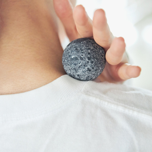 《ミニサイズ》長い年月をかけて育んだ“熱”を閉じ込める密度で、じんわり温めながら気持ちよく刺激する「マッサージストーン」｜HUKKA DESIGN