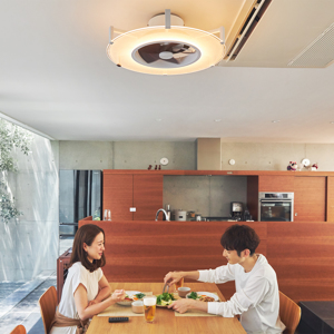 快適 天井から 空気 と 光 のエール ファン付き照明ひとつで 仕事もリラックス時間も Monoco