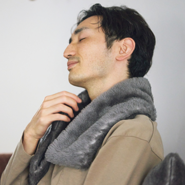 “癒しグレー”が叶える、あったか快眠空間|《あずき入りマフラー》ふんわり毛足2cmのメリノウールが気持ちいい!温めたあずきで、気分ほぐれる「マフラー」|LOOM & SPOOL ルームアンドスプール SERENE