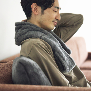 “癒しグレー”が叶える、あったか快眠空間|《あずき入りマフラー》ふんわり毛足2cmのメリノウールが気持ちいい!温めたあずきで、気分ほぐれる「マフラー」|LOOM & SPOOL ルームアンドスプール SERENE