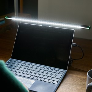 これは目がラク！パソコン画面とデスクの“明るさの差”を減らす「モニター用LEDデスクライト」｜EXARM ZETA