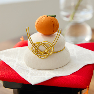 ハンドメイド　木目込み人形　鏡餅　緑系唐松模様の三宝 ハンドメイド 木目込み人形 鏡餅 緑系唐松模様の三宝 【公式通販】