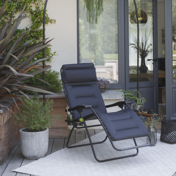 ふわ〜っと脱力！宇宙でお昼寝｜モチっとした抜群の座り心地、宇宙飛行士の寝姿勢から生まれた「バカンスチェア」｜Lafuma RSX CLIP AirComfort