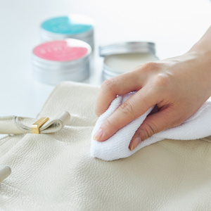 《75g単品》白スニーカーも腕時計もフローリングもピッカピカ。みんなが夢中になる「お掃除バーム」｜TOMIE