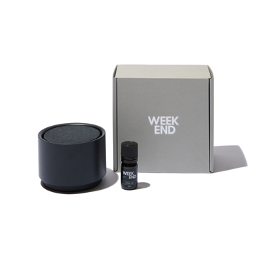 友達のお店の開店祝いに贈りたい、喜ばれるグッズ14選｜《ギフトセット》フチを押すだけで、静かにスイッチON！水なし・コードレスで使える「アロマディフューザー本体＋エッセンシャルオイル」｜WEEK END｜AROMA DIFFUSER 2｜Black × THE HINOKI