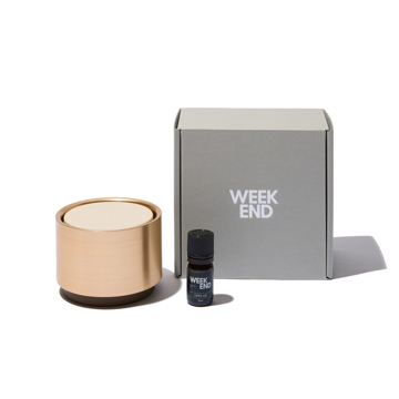 友達のお店の開店祝いに贈りたい、喜ばれるグッズ14選｜《ギフトセット》フチを押すだけで、静かにスイッチON！水なし・コードレスで使える「アロマディフューザー本体＋エッセンシャルオイル」｜WEEK END｜AROMA DIFFUSER 2｜Gold × THE HINOKI